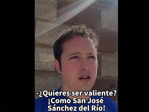 José Sánchez del Río era un niño mexicano. Tenía 14 años cuando se unió a los cristeros durante la persecución religiosa en México. No lo aceptaban por su edad, pero insistió tanto que terminó ayudando como asistente. En una batalla, le dio su caballo al general y terminó siendo capturado. Lo encarcelaron en la iglesia del pueblo, que habían convertido en cuartel. Le exigieron que renegara de su fe, que gritara “¡Muera Cristo Rey!” y así le perdonaban la vida. Su respuesta fue firme: “¡Viva Cris