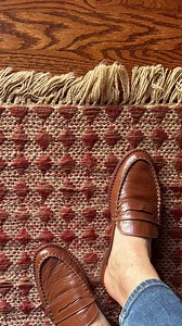 Hillary \\ Tello and Rose on Instagram: "Save the recipe below 👇🏻 Someone asked how my daily long walks don’t cramp the hair. It’s quite simple and can be done with a baseball hat, sun hat or anything else, winter or summer. Just brush your crown back, place hat, and comb dry shampoo through when you’re done wearing it. Be sure to stretch your knitted hat out a little if you’re using one and keep your hair inside your jacket if it’s long. DIY Dry Shampoo 1/4 cup Corn starch 3 drops of rosemary