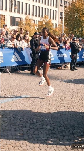 Tigst Assefa at 42KM | Berlin Marathon