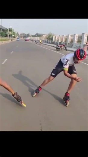 sidetoside skating by mastering the lemon (or bubble) technique, starting with smallV-shaped steps.