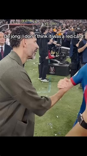 🎥 | Rio Ferdinand agrees with Frenkie that his red card wasn’t deserved. 🤝 | For Blaugrana