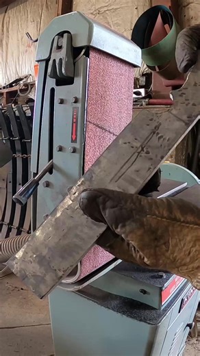 Part 4 of me making my first Knife out of spring steel #blacksmith #bladesmith #weaponsmith #beltsander #grinding #grinder