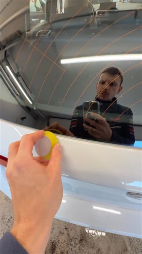 AUTOLACKAFFEN on Instagram: "Beim Waschen wirkt diese schmale Kante unscheinbar – doch genau hier entscheidet sich, wie gründlich ein Fahrzeug wirklich gepflegt ist. In diesem Video zeigt Niko von den Autolackaffen, warum sich an der Übergangszone zwischen Heckscheibe und Lack oft hartnäckige Ablagerungen bilden – und wie man selbst eingebrannte Rückstände sicher entfernt. Was viele nicht wissen: In engen Spalten bleibt Wasser stehen, verdunstet mit der Zeit – und hinterlässt alles, was darin ge