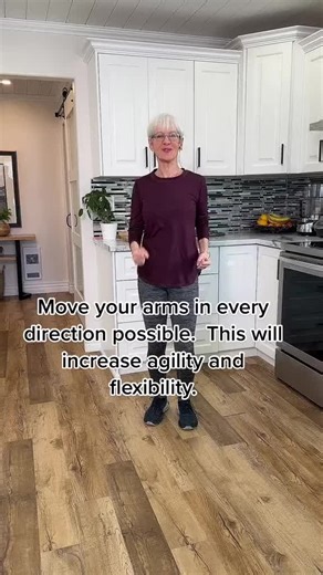 This is an important tip. We get used to doing the same things and we need to change our arm patterns to increase agility and mobility.#mobility #moveeveryday #seniors #beginnerworkout #fitnesstips