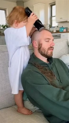 OopsBabyLOL on Instagram: "日本では、駅や街中に設置されたスマート自動販売機が、AIとIoT技術を活用して人々の生活を支えています。 これらの自販機は、気温・時間帯・人の流れ・過去の購買データを分析し、その場に最適な商品を自動で表示・販売します。 例えば、寒い日には温かい飲み物が前面に表示され、暑い日には冷たい飲料が優先されます。さらに、一部の自販機には顔認識技術が搭載されており、年齢層や性別を推定しておすすめ商品を切り替えることも可能です。 日本全国には約500万台以上の自動販売機があり、災害時には非常用電源として機能し、飲料や情報を提供する役割も果たします。 これにより、自販機は単なる販売機ではなく、都市インフラの一部として重要な存在になっています。 このような日本のスマート技術は、利便性と効率性を高めるだけでなく、未来の都市生活のあり方を示しています。 日常の中に自然に溶け込むテクノロジーこそが、日本の強みなのです。 #日本 #知識 #事実 #テクノロジー #人気"