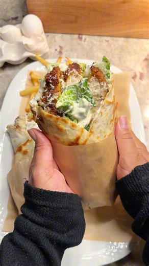 crispy chicken ceasar wrap 🌯🍽️ #caesarsalad #crispychicken #wraps #easyrecipe #Recipe