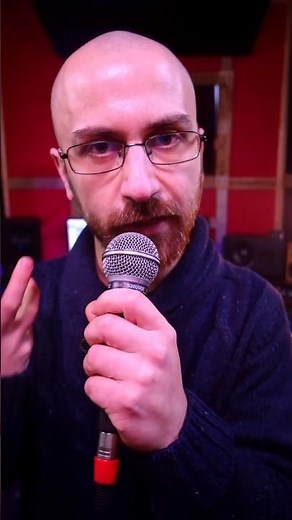 Singing live? How to use a vocal microphone correctly #livesinging #livemusic #sm58