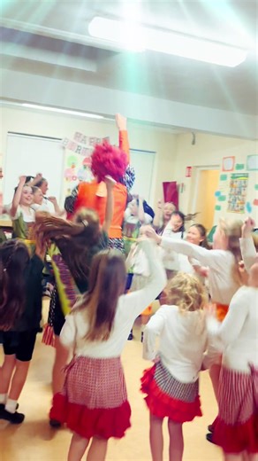 When the Dame misses her cue… assume she’s causing chaos backstage! #pantodame #panto #rolestownpanto #pantomime #chorus