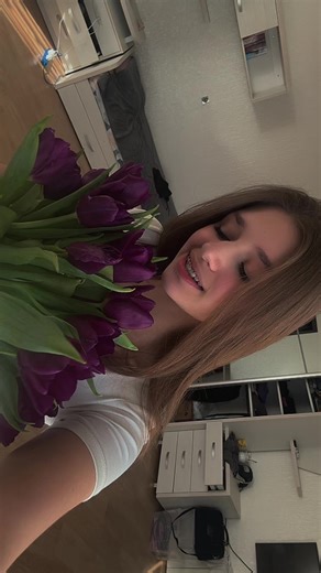 Всех девчонок с праздником💐