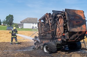 Feldbrand: Rundballenpresse stand in Flammen