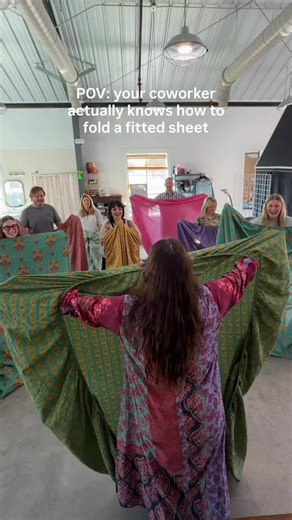You asked… we listened. Here’s Rachel’s official “How to Fold a Fitted Sheet” tutorial!😊 We asked 7 “I just shove mine in the closet” Natural Life employees to take her class… you’re just have to see the results! 📝#foldafittedsheet #officelife #cottonsheets