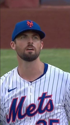 Jeff McNeil makes the spectacular catch! 🤯 🐿️