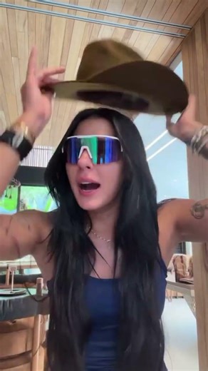 BOM DIA 🌻😗 COM PRESENTE 🎁 UM CHAPÉU E O ÓCULOS