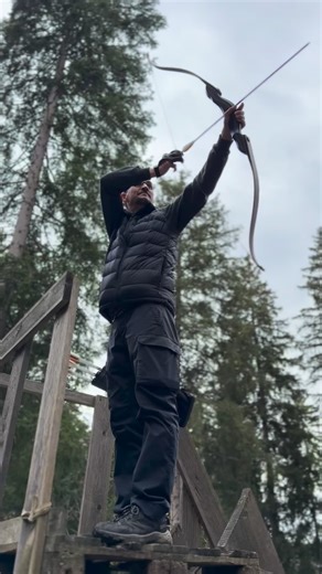 🇩🇪 Vom Tree Stand – Instinktives Bogenschießen in Eisenbach 🏹 Ein eindrucksvoller Schuss, Bodnik Style – aufgenommen während meines Aufbaukurses im Instinktiven Bogenschießen im Bogensporthotel Bad, Eisenbach. Auf dem 3D-Parcours analysieren wir verschiedene Aufgabenstellungen und suchen gemeinsam nach den besten Lösungen für einen erfolgreichen Schuss. Für dieses Jahr sind alle Kurse abgeschlossen – bald folgen die neuen Termine für meine Kurse im Instinktiven Bogenschießen. Alle Neuigkeiten