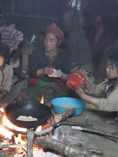 30K views · 342 reactions | Making and eating technology of primitive bread.#villagelife #village #dailylife #rural #Cooking #eating #food #reals #fypシ | Village Lifestyle | Facebook
