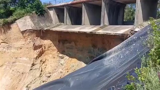 ⚠️⚠️⚠️ URGENT ALERT | SENTEEKO DAM – IMMINENT COLLAPSE 23/01/2026 | 15:30 – Umjindi, Barberton, MPUMALANGA According to the De Kaap Irrigation Board and on-site engineers, the Senteecko Dam wall is extremely unstable and could collapse at any time. Areas from the dam, Barberton Valley up to Low's Creek, are expected to be most affected. 🚫 Please avoid areas near the Suidkaap and De Kaap rivers, especially river crossings. All emergency warnings must be strictly adhered to. #UMJINDI #BARBERTON #