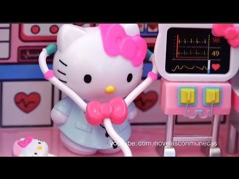 Jugando con el avión y la ambulancia de Hello Kitty