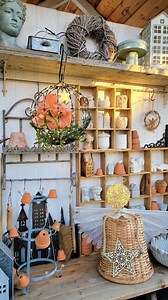 🌿Gurkenglas Discokugel🌿 Vor Weihnachten hatte ichs überhaupt nicht mehr geschafft diese virale Leuchtkugel zu befüllen, doch als jetzt an Silvester meine Amaryllis, die ich zu Weihnachten geschenkt bekommen hatte, umknickte, hab ich sie mit dem ebenfalls viralen "Spaghettitrick"in das Gurkenglas stopfen können ( wobei ich glaube ein kurzes Abschneiden wäre mindestens so effektiv gewesen🤭)- noch etwas Tannengrün und natürlich nen Mistelzweig für die Romantik dazugelegt und schon erstrahlte sie