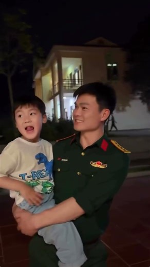 Hòa Minzy đưa bé Bo đến đơn vị thăm bố Văn Cương