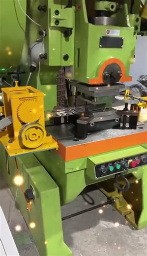 Experience the slow-motion impact of a fully automatic barbed wire machine.(Protective Fencing)