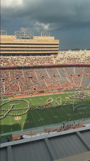 The #Vols Pay Tribute To Dolly Parton In Their Halftime Show 🧡 #TennesseeVols #DollyParton #cfbnews