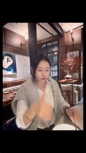 하노이에서 굴·피자·와인까지 즐길 수 있는 이탈리안 비스트로야. 구시가지 중심이라 여행 중 들르기 좋음 👉 굴 와인 피자 조합으로 분위기 내기 좋아. 👉 비스트로 와인바 느낌 캐주얼하지만 메뉴 구성은 꽤 깔끔하고 “유럽 감성”이 느껴짐 굴 🦪 무조건 스타터로👍 | Minju Kim