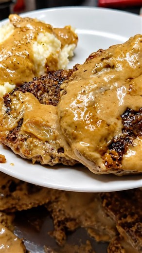 Easy Hamburger Steak with Homemade Cream Gravy #234EnLaCasa