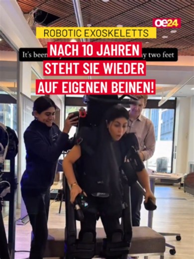 Dieser Moment geht unter die Haut: Eine Frau, die seit zehn Jahren gelähmt ist, steht dank eines robotischen Exoskeletts zum ersten Mal wieder selbstständig aufrecht. Die Technologie unterstützt ihren Körper und ermöglicht ihr eine Erfahrung, die sie längst verloren geglaubt hatte.⁠ ⁠ Für sie hat sich dadurch vieles verändert – und der emotionale Moment zeigt, wie sehr moderne Technik das Leben von Menschen verbessern kann. ⁠ ⁠ 👉🏻 Mehr Details findest du im Link in der Bio oder auf oe24.at⁠ ⁠ 