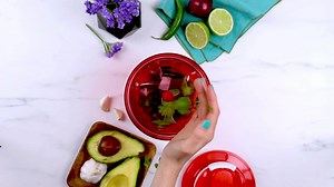 SuperSonic Extra Chef🔻-29%🔻 Capacidade: 1,3L Dimensões: 19,5cm 🔴Antes: 84,90€ 🟢Agora: 59,90€ 💶Poupa: 25€ Cozinhar será mais rápido e divertido! Sobre o produto O grande com um mecanismo de tração com um design novo e aprimorado, agora ainda mais rápido e suave! Seja cortando, picando, fazendo purê, mexendo ou misturando o SuperSonic Extra Chef é o assistente de cozinha confiável que garante os melhores resultados sem eletricidade. Onde antes a habilidade eram exigidas ao cortar com uma faca