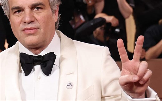 Mark Ruffalo e la spilla "Be Good" ai Golden Globes: cosa significa