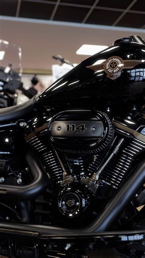 🔥Harley-Davidson Softail Fat Boy 30th Anniversary – Jekill & Hyde🔥 Limitierte Jubiläumsedition | Sondermodell | sofort verfügbar für 34.900€ ➡️ Die Fat Boy gehört seit Jahrzehnten zu den prägendsten Ikonen im Harley-Davidson Portfolio. Mit der 30th Anniversary Edition wurde dieses legendäre Modell als streng limitiertes Sonderbike neu interpretiert – mit exklusiven Details, dunklem Finish und einer besonders hochwertigen Ausstattung. ➡️ Dieses Fahrzeug stammt aus wertschätzender Hand, befindet