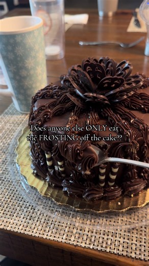 My family actually hates me when there is a cake in the house because I’ll put it back in the fridge with ZERO frosting. . . . #dessert #mukbang #sweet #food #fyp