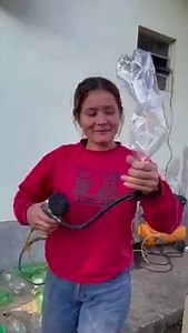 Proceso de recuperación de botellas aplastadas para luego trasformarlas en lindas escobas #plasticpollution #plastic | Menina
