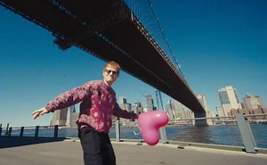 Musikvideo „Azizam“ von Ed Sheeran