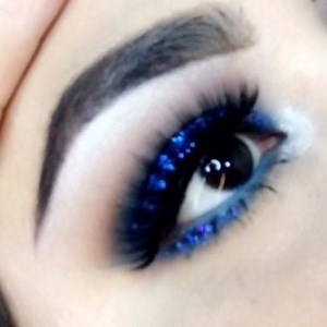 Muy pronto en mi canal este maquillaje para la piedra del mes de Septiembre. . . Eyebrows Anastasia Beverly Hills dipbrow pomade Ebony Eyeshadows Makeup Geek transition cocoa bear & peach smoothie Lid & lower lash line Kat Von D Beauty Metals palette velour & nebula Brow bone @katvondbeauty Bone Glitter @pop_beauty blue glitter Mascara L'Oréal Paris Voluminous lash paradise mystic black Falsies Eylure @vegas_nay Bronze beauty Waterline ARDENCY INN Modster smooth ride supercharged eyeliner #katvo