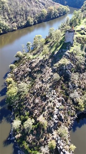 Au cœur du confluent de la Creuse et de la Sédelle, les ruines majestueuses de la forteresse de Crozant dominent un paysage qui a inspiré Monet, Guillaumin, George Sand et Chopin. Un lieu chargé d’histoire et de beauté, entre nature et légende.🤩😍 Vidéo @fabriziodrone | Ça se passe en Creuse