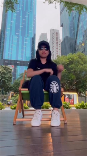 You can dance while sitting #dance #footwork #fbreelsfypシ゚ #reelsfb #snoopdogg #trend #dancereels | Ennovy Abaluc