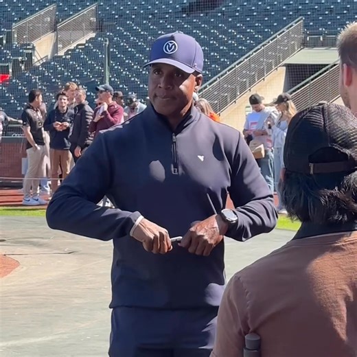 Barry Bonds signing autographs for fans ✍️ | 95.7 The Game
