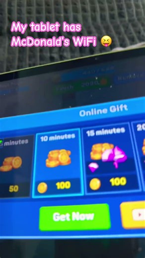 My Roblox is glitching all along 😭🐷🎧🎀