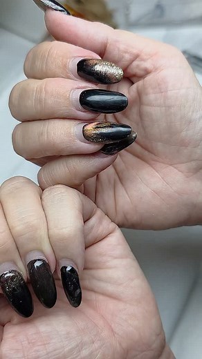 après 6 SEMAINES je refais ENFIN mes ongles !!! 🎉 @Staleks PRO ✨️ mon code promo : CORINNEF10OFF ⚠️ Hors promo et nouveautés 😉 #nailart #blackmetal #nailsartvideo #corinnefountis #lc_ongleriebeaute | Corinne Fountis