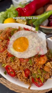 Try my restaurant style, authentic Indonesian fried rice. It’s super popular and packed with flavor, with simple, clear steps so you can make it easily at home, just like in a restaurant. The real kick comes from my homemade chili paste 🤌🏻. I’ve already shared that recipe on my page. Ingredients 1 cup boneless chicken, cubed 6 prawns, peeled and deveined 3 sausages, thinly sliced ½ tbsp dark soy sauce Salt and pepper (for marination) 4 tbsp oil 3 cloves garlic, finely chopped 1 small onion, th