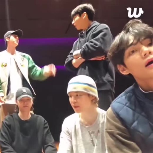 Đáng yêu thế này, ai đồn không thân đó. 😂😂 #jimin #taehyung #bts #army #fyp