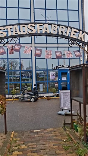 Stadsfabriek Alkmaar, de grootste huiskamer van Alkmaar, verwelkomt alle buren. Tijdens @gluren_bij_de_buren. 😶‍🌫️ De koffie en thee(met koek) staan klaar, de bar is open en in de keuken word er lekkere Surinaamse erwtensoep gemaakt, lekker samen met een broodje en dat voor 5,-🥣 De band @vandagenband1 speelt nog 2 keer. Volgende set begint rond 13.30 Ook zijn de planten van ons plantenasiel @plantastico.alkmaar te koop, voor een kleine prijs kan je veel groen in je huis krijgen🪴 Gratis entre
