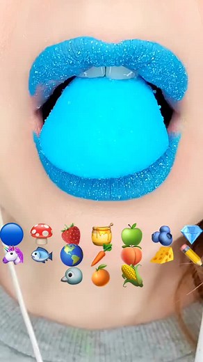 Deliciosas experiencias ASMR comiendo labios azules