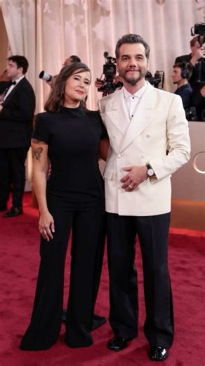 E! NOW Brasil | Nem só o look chamou atenção no #TapeteVermelhoE. O sapato diferentão de #WagnerMoura roubou a cena e mostrou que estilo também é ousar nos... | Instagram