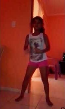 Menina de 8 anos dança de mc sapao