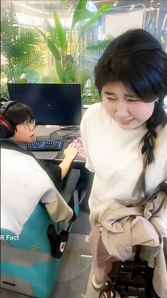 Girl Accidentally Shuts Down Gamer’s PC in Internet Cafe 😂