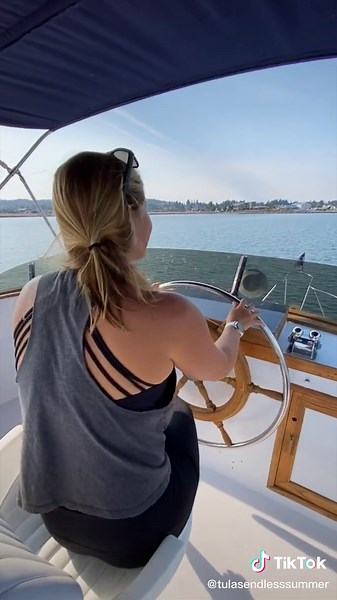 One thing we love about about our boat compared to many trawlers is how much deck space we have! Just one set of steps up to the flybridge but besides that nothing to trip on and so much usable space! What do you think?? . . #boatlife #boattour #livingonaboat #trawler #livingthedream