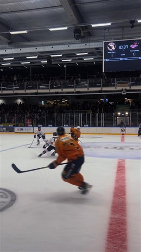 Fanuniform, morgenkåbe eller laptop - nogle fans går aldrig glip af en kamp🏒📆 Vi hjalp Metal Ligaen med at samle alle klubber i én platform og lancere en abonnementsløsning, hvor fans kunne komme til alle kampe i sæsonen - også på udebane. Resultatet? En stigning i sæsonkortsalget på 25 % 🙌 Kunne det også være en løsning for jer? Så tag fat i os hos Venue Manager - vi sidder klar. | VENUE MANAGER