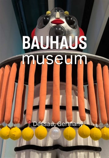 Quieres un lote de 20 ENLACES a Wallapop de muebles estilo Bauhaus a precio de gänga? Al final del vídeo te cuento cómo conseguirlo! 🙂 Esto es el Museo Bauhaus en Dessau. Aquí se explica cómo el diseño pasó a ser funcional, reproducible y pensado para el día a día. Había un montón de muebles y me encantó ver piezas originales en persona 😍 Ah! Guarda y comparte el reel para avisar a tus amigos! Se vienen muchas gangas! #diseño #viajes #bauhaus